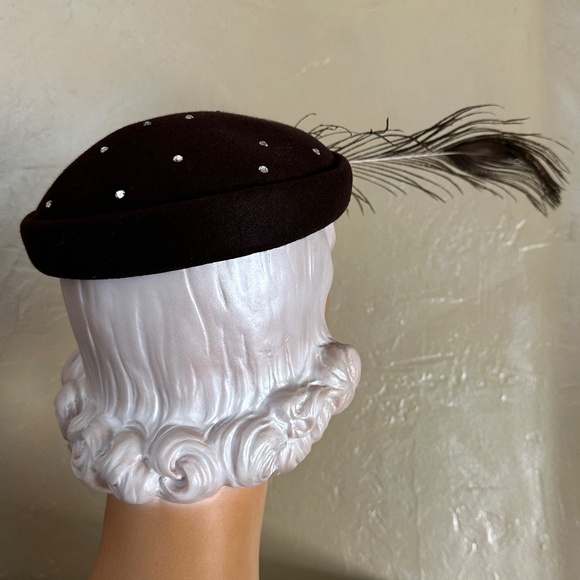 SEDUCTIVE 1950s\' BROWN FELT COCKTAIL HAT - RHINESTONES  &  LONG PEACOCK FEATHER main image 11